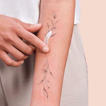 AV_cicalfate-_repairing-protective-cream_3282770204667_elodie_application-tatoo_HD_1x1.png