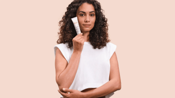 AV_cicalfate-_repairing-protective-cream_3282770204667_elodie_attitude-product_HD_16x9.png