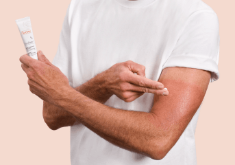 AV_cicalfate-_repairing-protective-cream_3282770204667_stephane_application_sunburn-product_HD_1x1-t.png