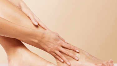 av_peau-seche-deshydratee_jambes-application-creme_5x4